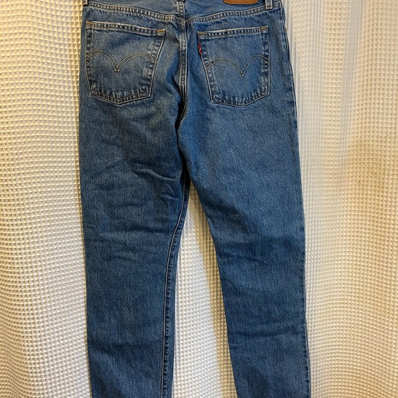 Like new Levi’s 501 button fly - Picture 2 of 6